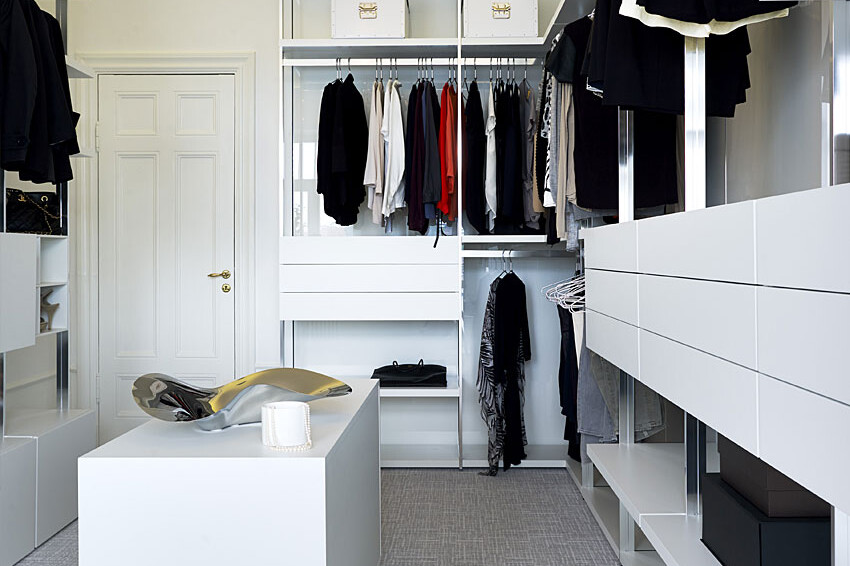 exklusivt, vitt dressing-room med walk-in closet från Lema