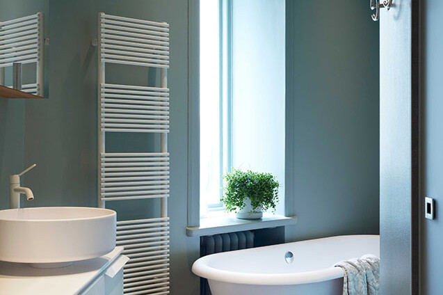 Elegant badkar och handfat i badrum med blåa väggar