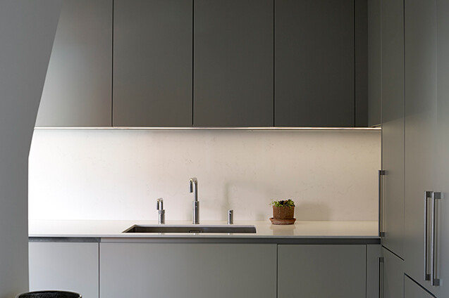 elegant, minimalistiskt kök i grått