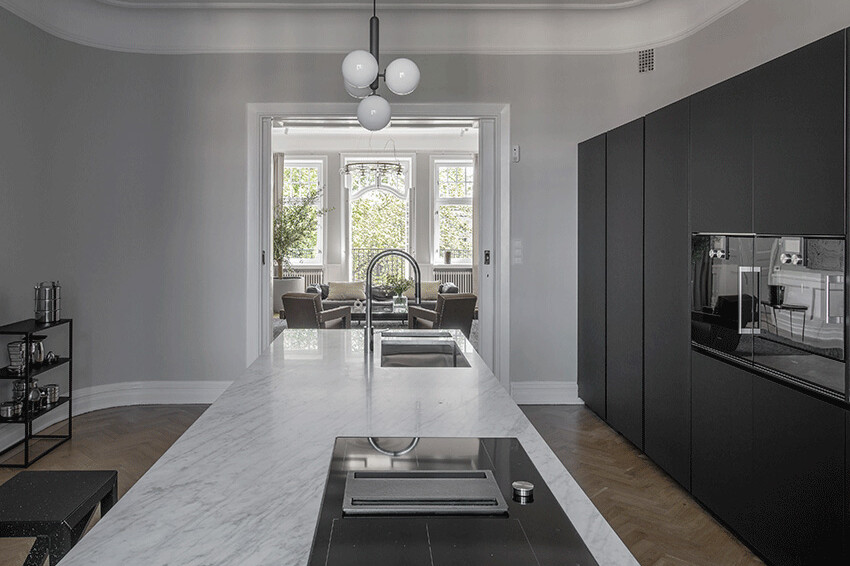 elegant kök med köksö i marmor