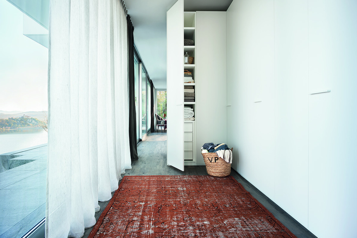 Hall med vit garderobslösning i minimalistisk design från Lema.