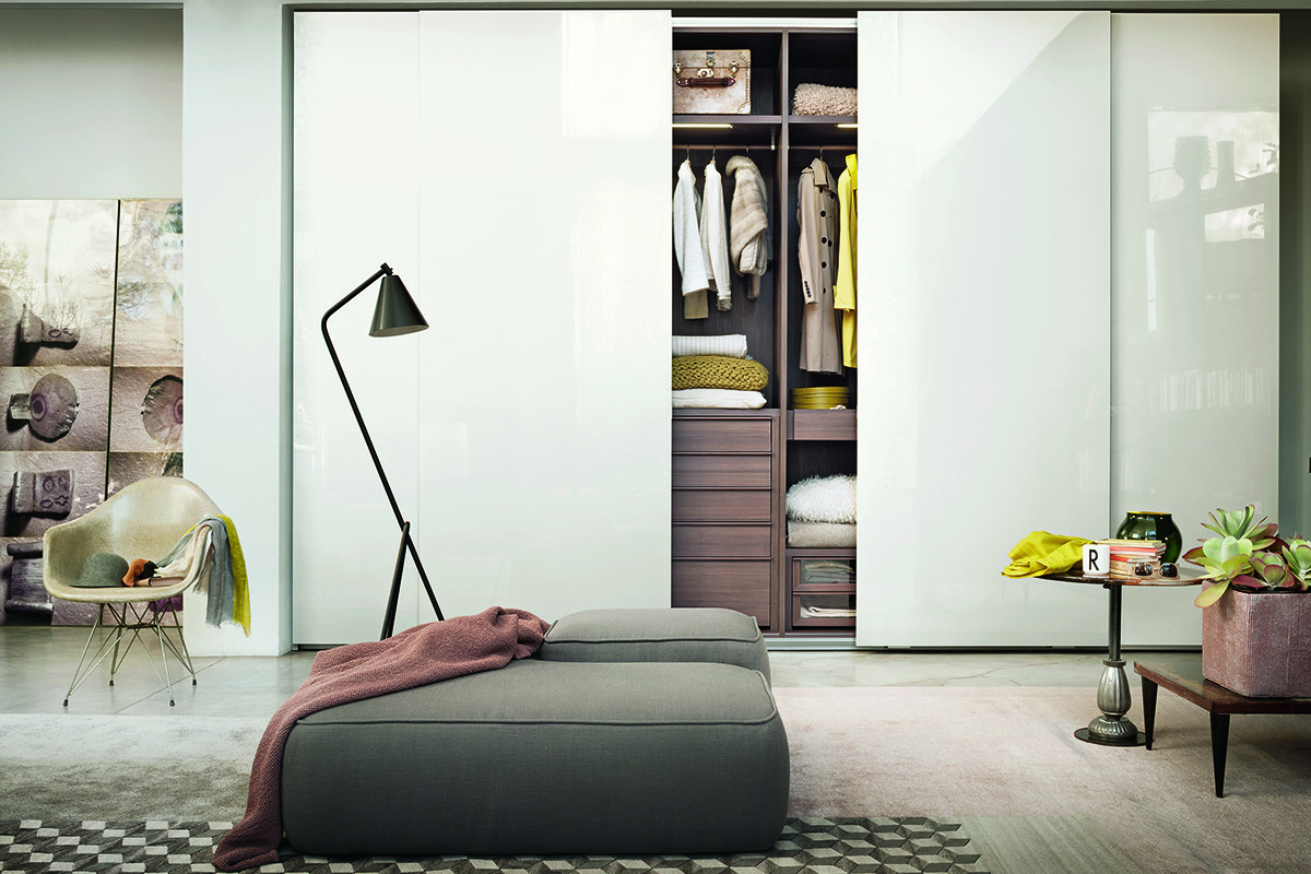 Elegant dressing-room med garderober från Lema i glansig yta.