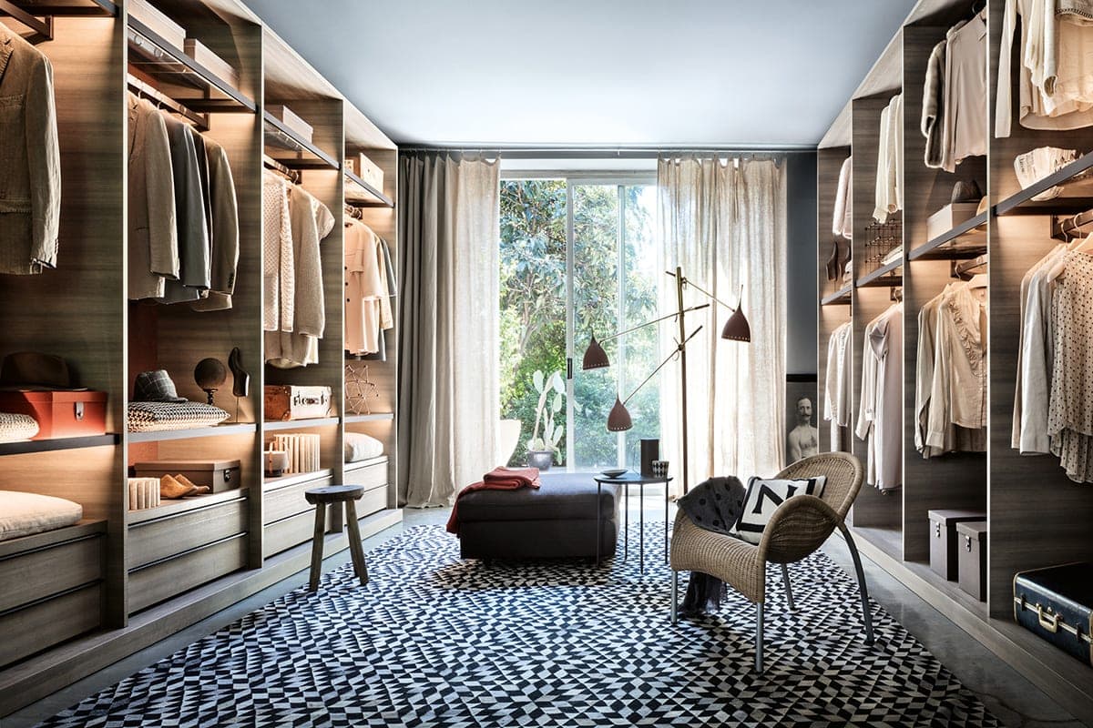 Elegant dressing-room med förvaringslösning från Lema, mönstrad heltäckande matta i svartvit.